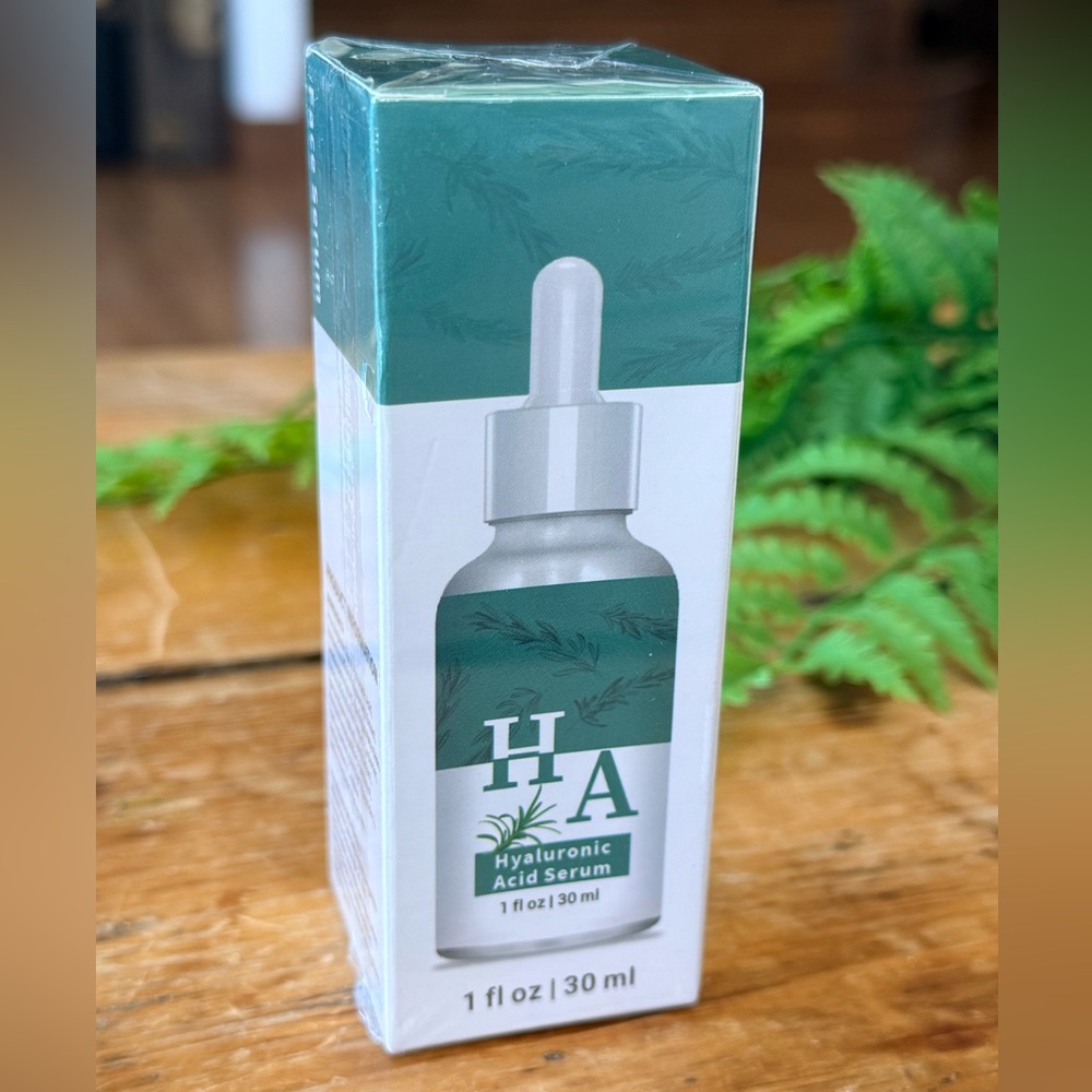 Hyaluronic Acid Serum for Women - Hydrating Green Serum (1 fl oz) NWT